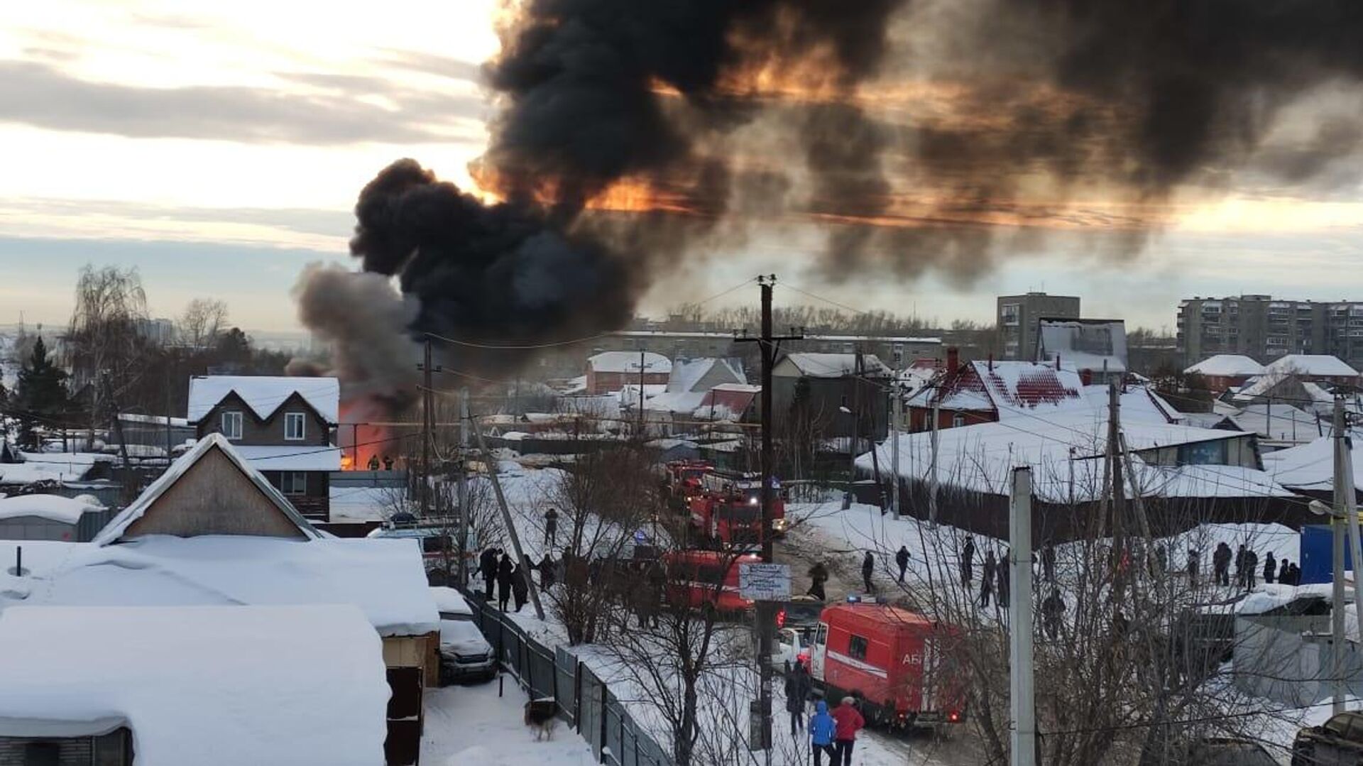 Что горит в октябрьском районе сейчас. Пожар в Новосибирске сейчас в Октябрьском. Пожар фото. Пожар в Новосибирске сейчас.