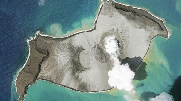 Фотография извержения вулкана у островов Тонга, сделанная спутником SkySat