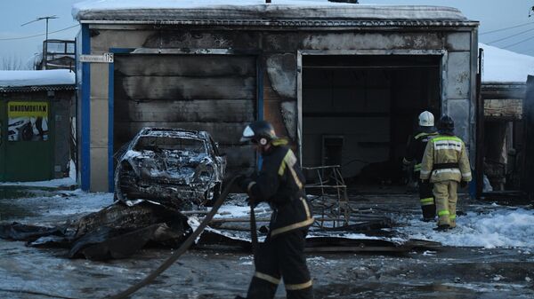 Пожарные на месте возгорания цистерны с бензином в Новосибирске