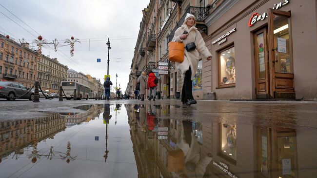 Прохожие на Невском проспекте в Санкт-Петербурге