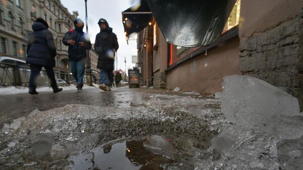 Тающий лед улице Восстания в Санкт-Петербурге