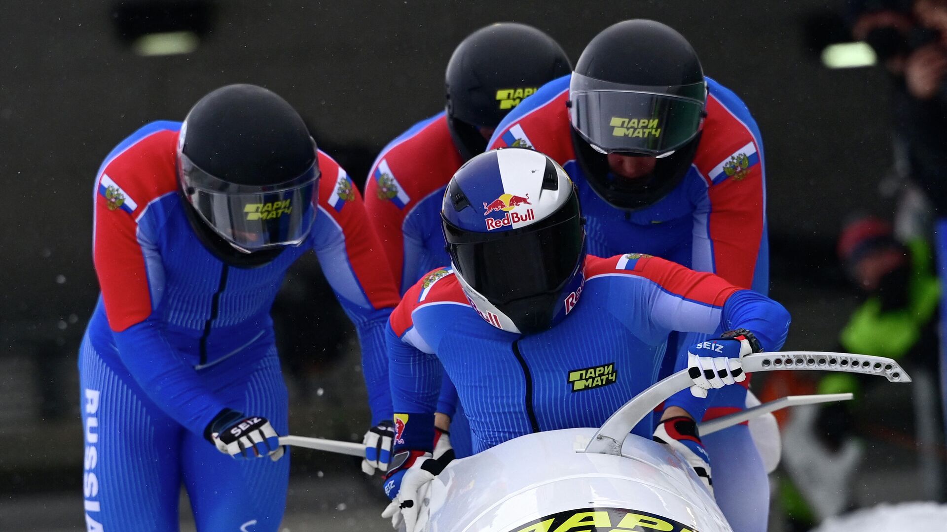 Russia's Rostislav Gaitiukevich, Mikhail Mordasov, Pavel Travkin and Aleksei Laptev take the start of the 4-man bobsleigh race of the IBSF Bob & Skeleton World Cup in Winterberg, western Germany on January 9, 2022. (Photo by Ina FASSBENDER / AFP) - РИА Новости, 1920, 16.01.2022