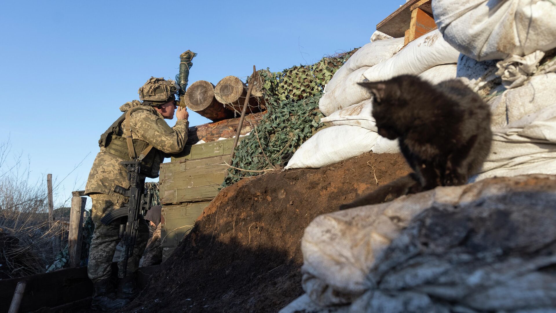 Украинский солдат в окопе на линии разграничения с Донецкой областью - РИА Новости, 1920, 21.01.2022