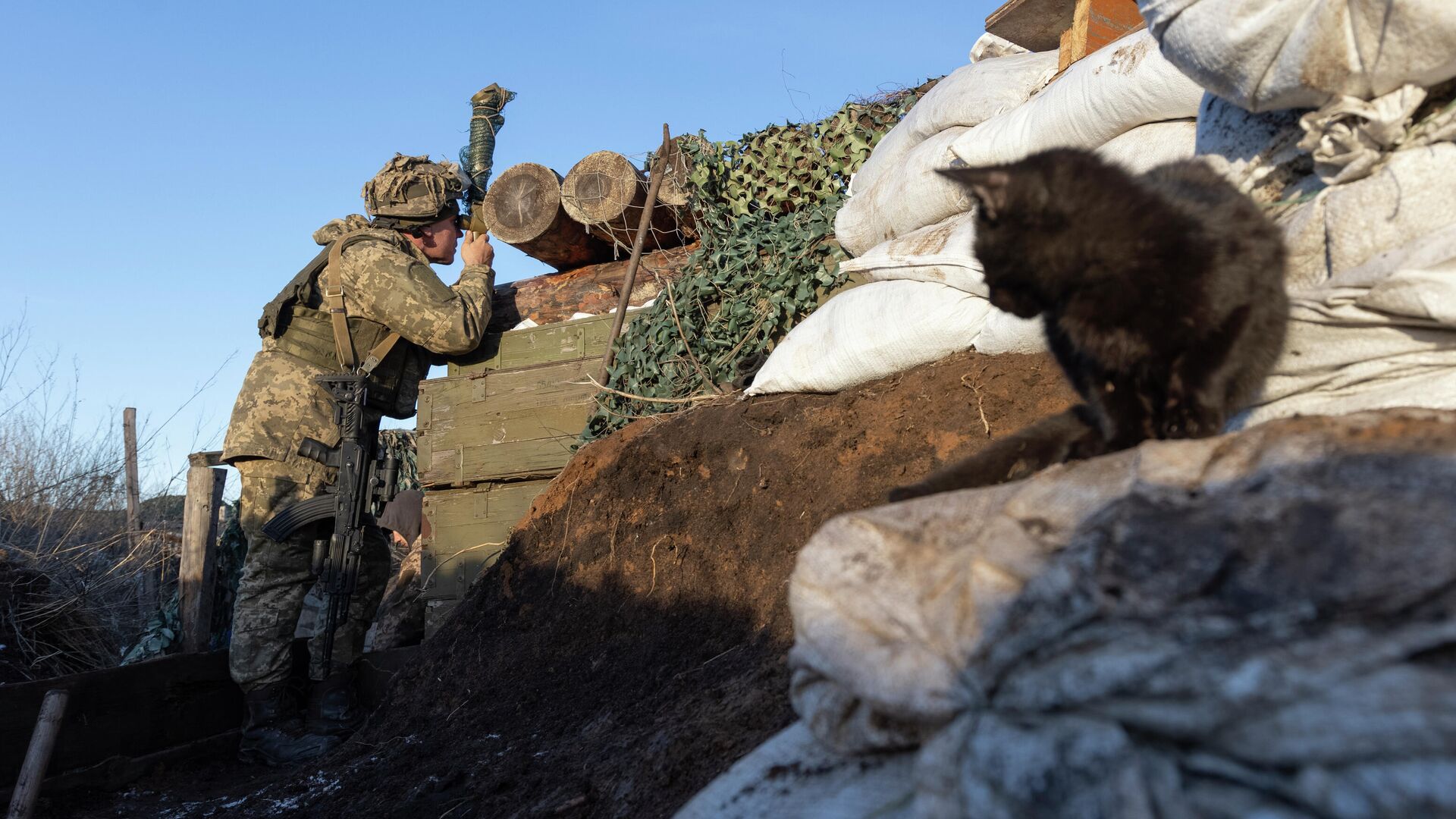 Украинский солдат в окопе на линии разграничения с Донецкой областью - РИА Новости, 1920, 19.01.2022