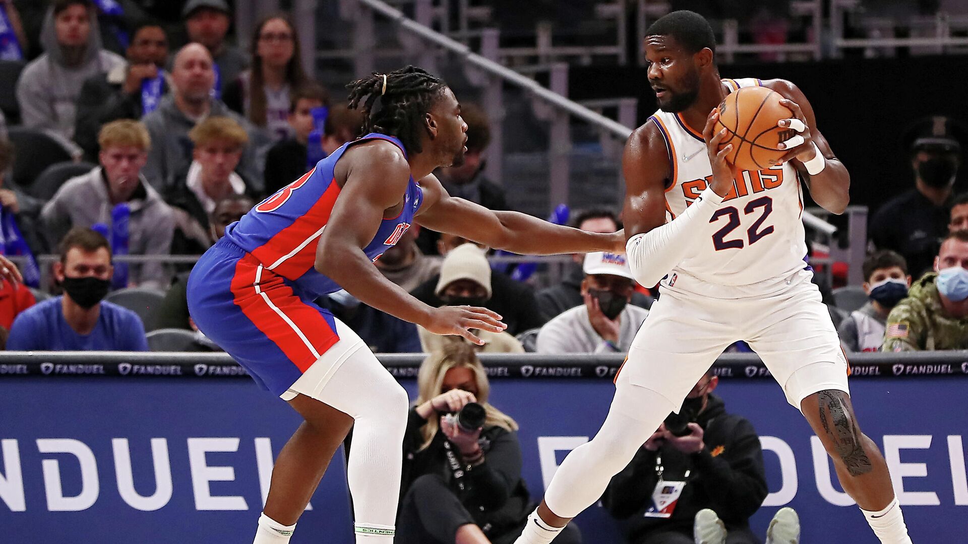 DETROIT, MICHIGAN - JANUARY 16: Deandre Ayton #22 of the Phoenix Suns looks to drive against Isaiah Stewart #28 of the Detroit Pistons at Little Caesars Arena on January 16, 2022 in Detroit, Michigan. NOTE TO USER: User expressly acknowledges and agrees that, by downloading and or using this photograph, user is consenting to the terms and conditions of the Getty Images License Agreement.   Mike Mulholland/Getty Images/AFP (Photo by Mike Mulholland / GETTY IMAGES NORTH AMERICA / Getty Images via AFP) - РИА Новости, 1920, 16.01.2022