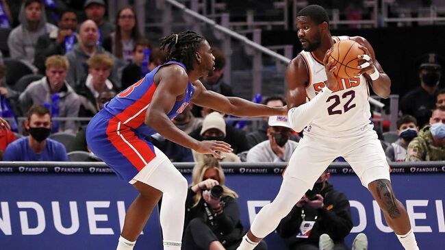 DETROIT, MICHIGAN - JANUARY 16: Deandre Ayton #22 of the Phoenix Suns looks to drive against Isaiah Stewart #28 of the Detroit Pistons at Little Caesars Arena on January 16, 2022 in Detroit, Michigan. NOTE TO USER: User expressly acknowledges and agrees that, by downloading and or using this photograph, user is consenting to the terms and conditions of the Getty Images License Agreement.   Mike Mulholland/Getty Images/AFP (Photo by Mike Mulholland / GETTY IMAGES NORTH AMERICA / Getty Images via AFP)