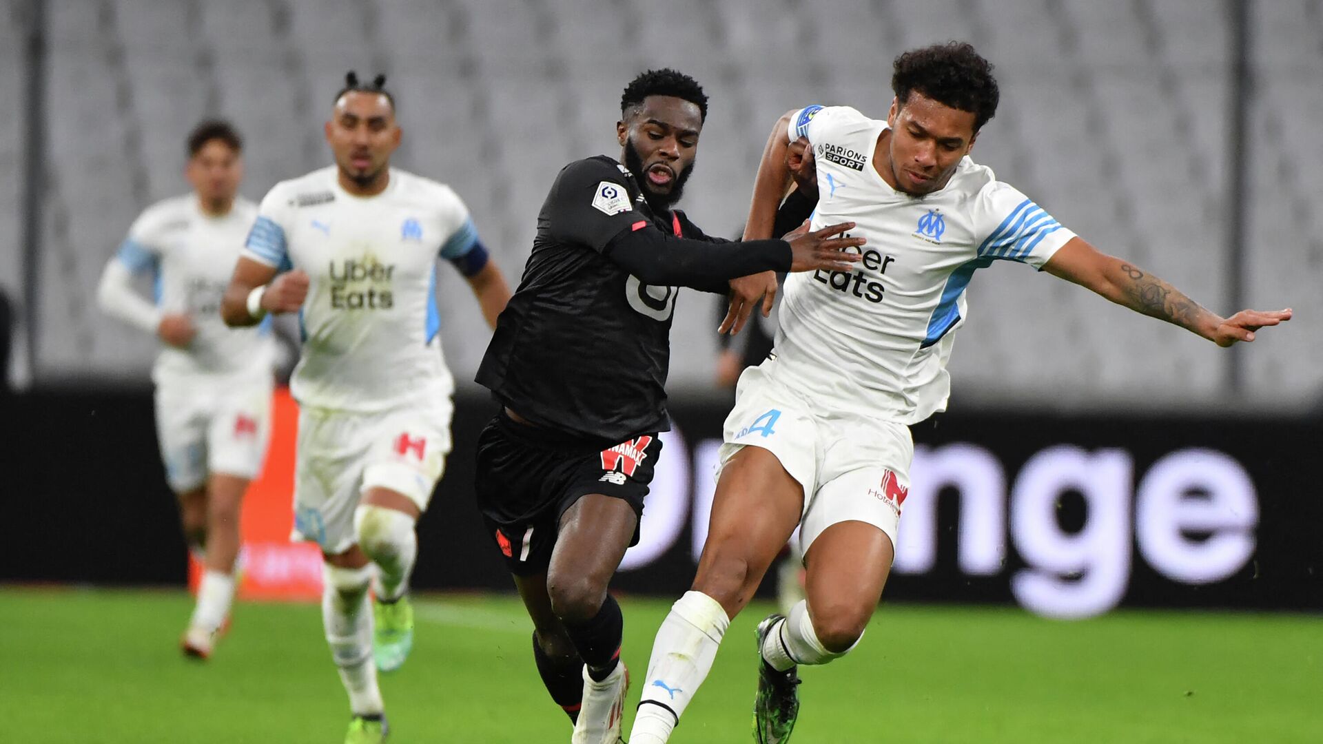 Lille's French midfielder Jonathan Bamba (L) fights for the ball with Marseille's French defender Boubacar Kamara during the French L1 football match between Olympique Marseille (OM) and Lille OSC at the Velodrome Stadium in Marseille, southern France, on January 16, 2022. (Photo by Sylvain THOMAS / AFP) - РИА Новости, 1920, 17.01.2022
