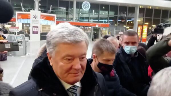 Порошенко вылетает в Киев, где состоится суд по делу о госизмене