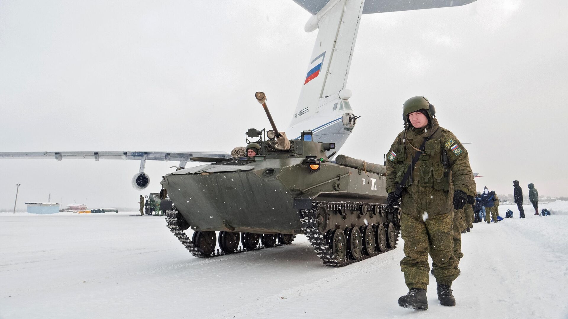 Российские военнослужащие из миротворческого контингента ОДКБ во время выгрузки из самолета военно-транспортной авиации ВКС России - РИА Новости, 1920, 22.02.2022