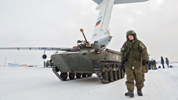 Российские военнослужащие из миротворческого контингента ОДКБ во время выгрузки из самолета военно-транспортной авиации ВКС России