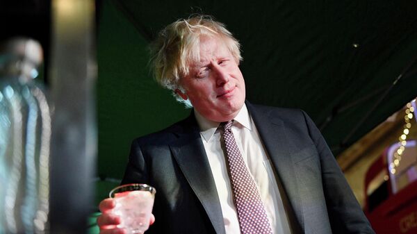 Премьер-министр Великобритании Борис Джонсон на продовольственной ярмарке в резиденции на Даунинг-стрит в Лондоне