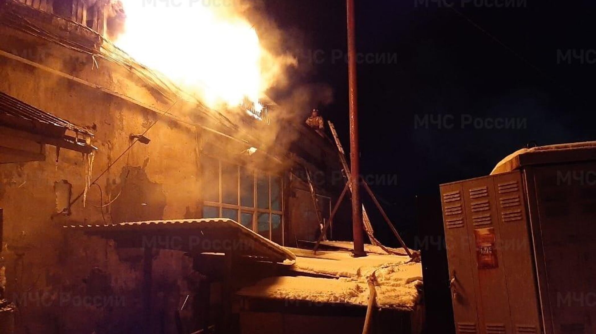 Пожар в производственном цехе в Ангарске, где размещались майнинговые фермы - РИА Новости, 1920, 17.01.2022