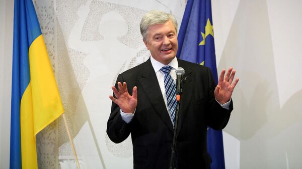 Бывший президент Украины Петр Порошенко на брифинге в Варшаве
