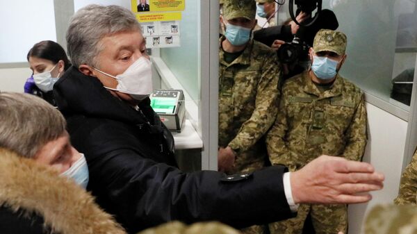 Петр Порошенко на пункте паспортного контроля в аэропорту Киева