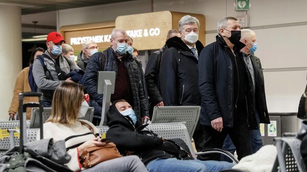 Петр Порошенко в аэропорту Варшавы перед вылетом в Киев