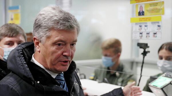 Петр Порошенко на пункте паспортного контроля в аэропорте в Киеве