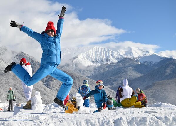 Туристы на горном курорте Роза Хутор во время празднования Международного дня снега