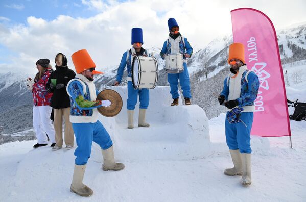 Участники празднования Международного дня снега на горном курорте Роза Хутор