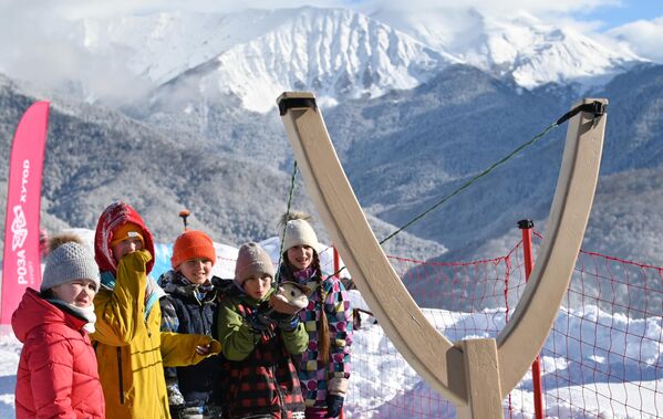 Дети на горном курорте Роза Хутор во время празднования Международного дня снега