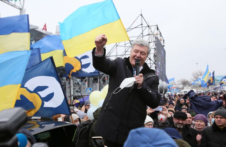 Экс-президент Украины Петр Порошенко в киевском аэропорте Жуляны