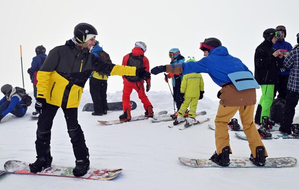 Туристы на горном курорте Роза Хутор во время празднования Международного дня снега