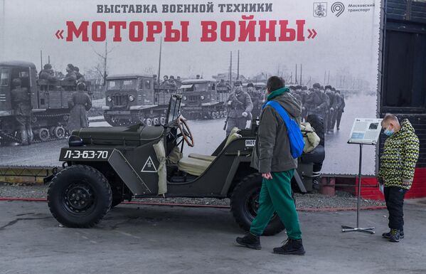 Посетители на выставке исторической военной техники Моторы войны в Москве