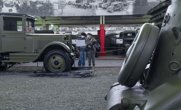 Посетители на выставке исторической военной техники Моторы войны в Москве