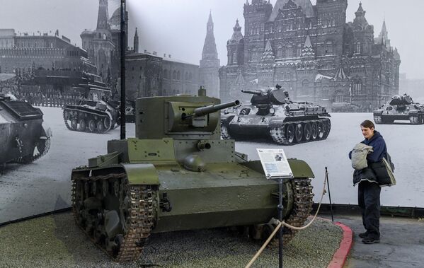 Советский легкий танк Т-26 на выставке исторической военной техники Моторы войны в Москве