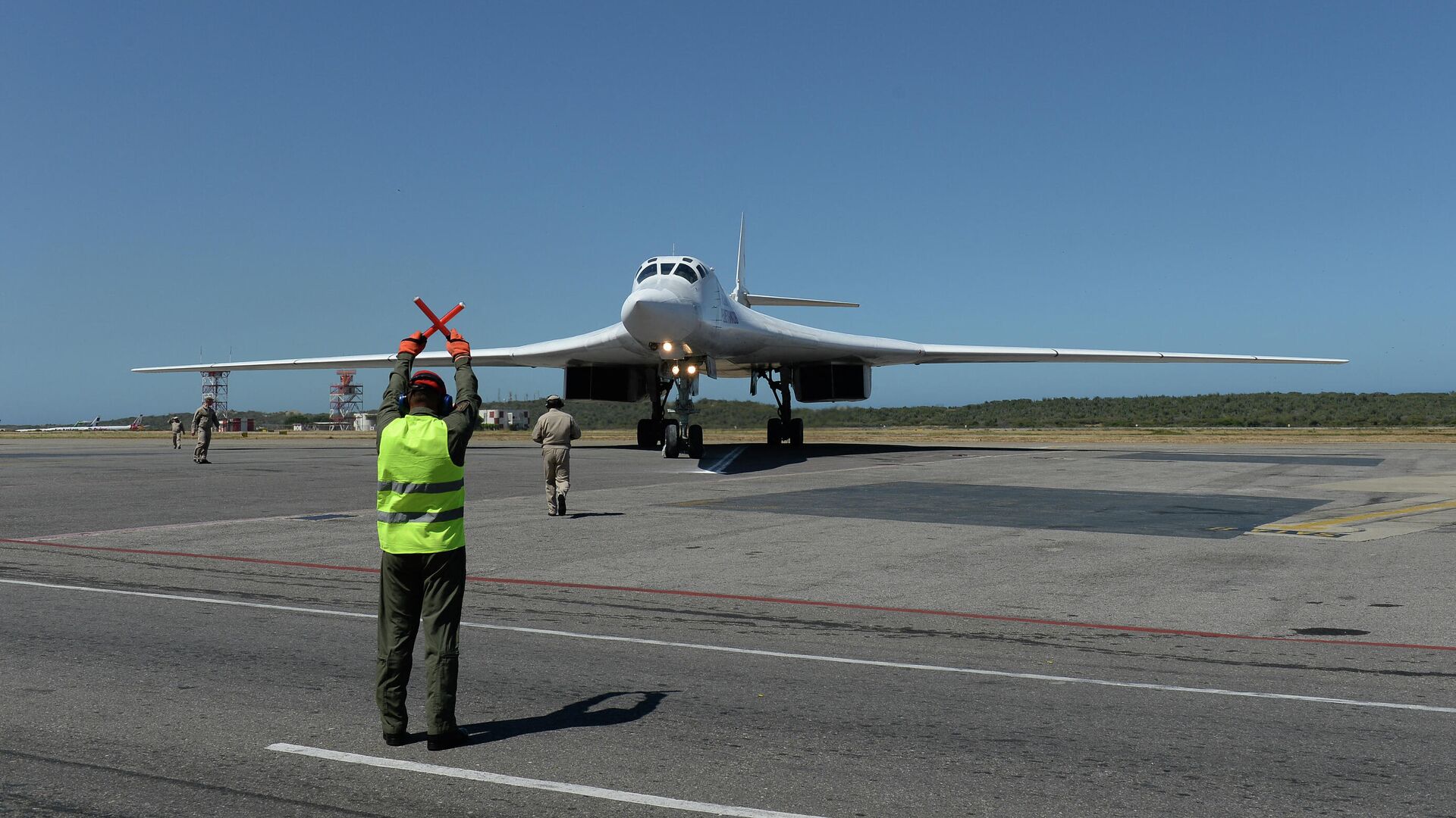 Российский стратегический бомбардировщик Ту-160 после посадки в международном аэропорту Майкетия к северу от Каракаса - РИА Новости, 1920, 17.01.2022