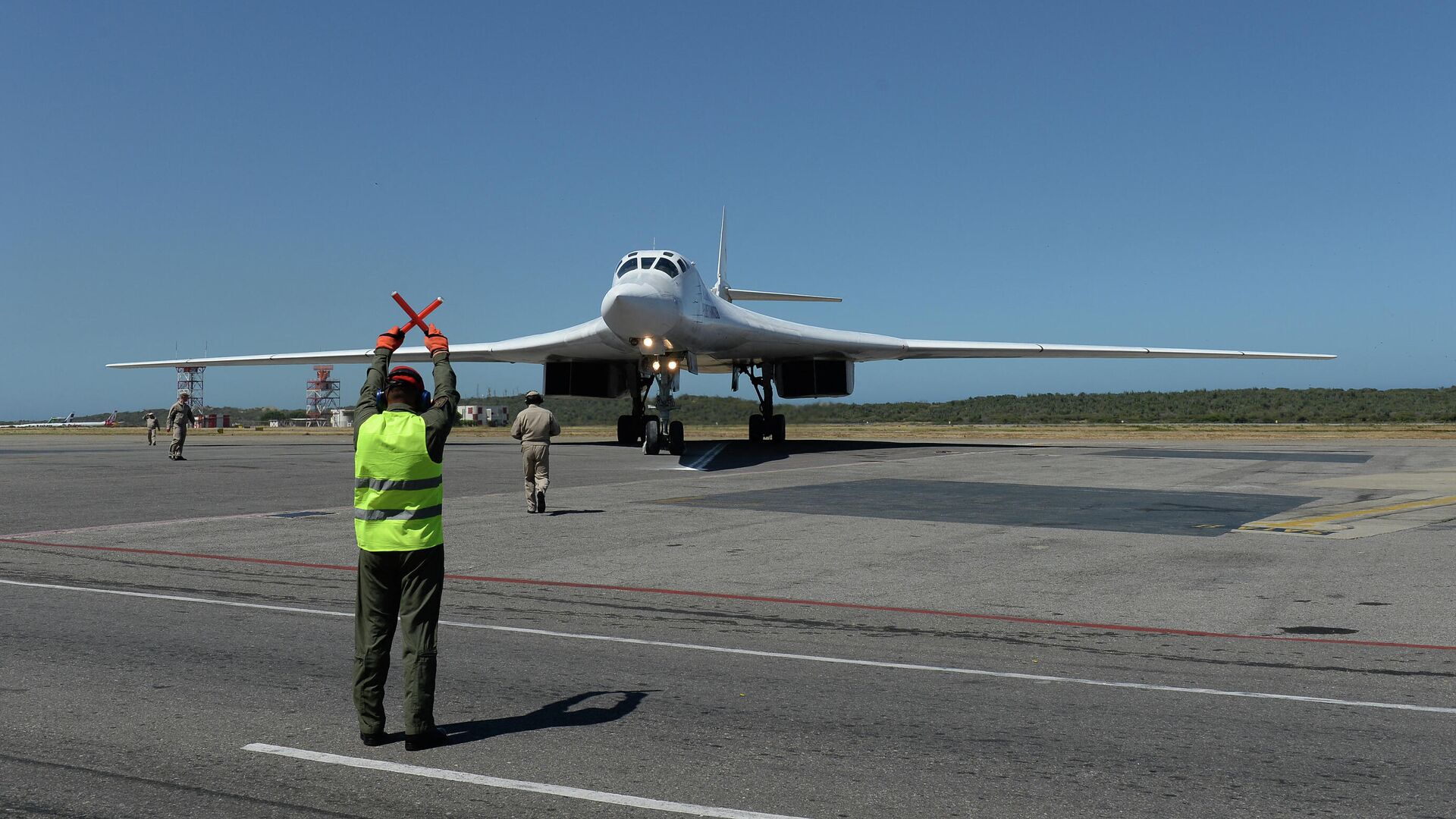 Российский стратегический бомбардировщик Ту-160 после посадки в международном аэропорту Майкетия к северу от Каракаса - РИА Новости, 1920, 17.01.2022