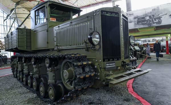 Советский артиллерийский тягач Коминтерн на выставке исторической военной техники Моторы войны в Москве