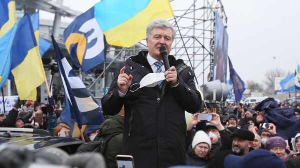 Экс-президент Украины Петр Порошенко выступает перед своими сторонниками в Киеве