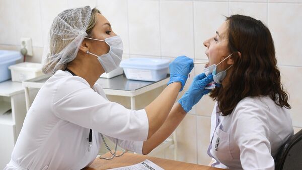 Медицинский работник проходит медосмотр перед ревакцинацией вакциной Спутник Лайт от COVID-19 в Новосибирске