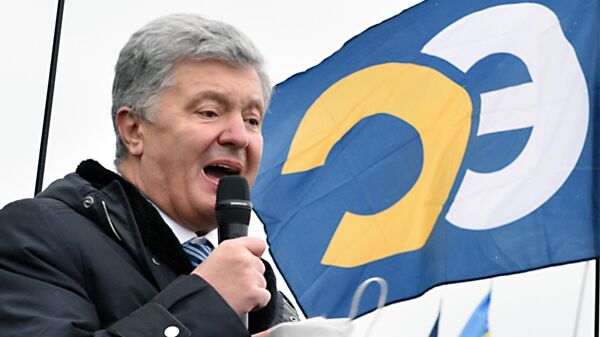 Экс-президент Украины Петр Порошенко выступает перед своими сторонниками в Киеве