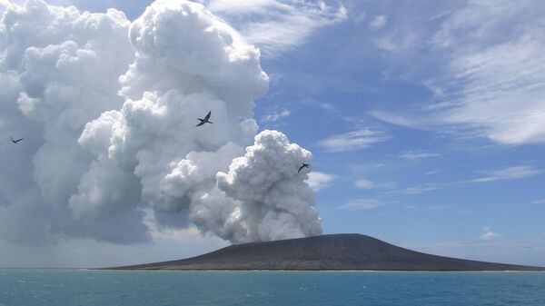 Извержение вулкана на одном из островов Тонга. Январь 2015