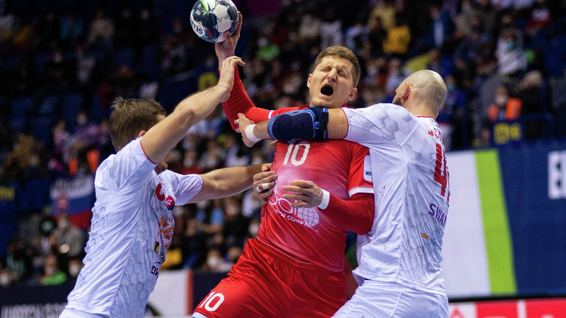 Russia's Valentin Vorobev (C) is blocked during the Men's European Handball Championship preliminary round Group F match between Slovakia and Russia in Kosice, Slovakia on January 17, 2022. (Photo by PETER LAZAR / AFP) - РИА Новости, 1920, 17.01.2022