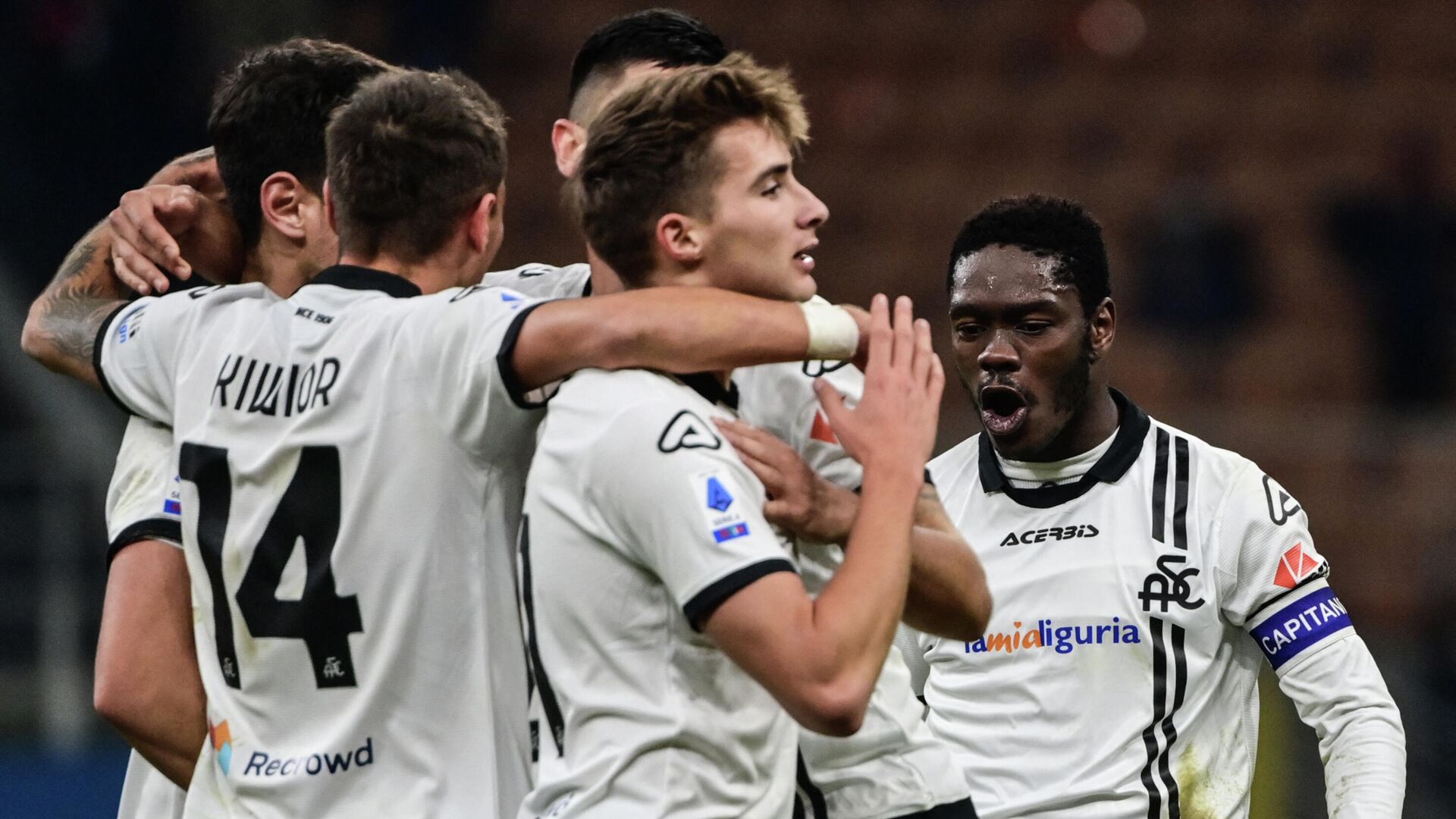 Spezia's Ghanaian forward Emmanuel Gyasi (R) celebrates after scoring a last second winning goal during the Italian Serie A football match between AC Milan and Spezia on January 17, 2022 at the San Siro stadium in Milan. (Photo by MIGUEL MEDINA / AFP) - РИА Новости, 1920, 17.01.2022