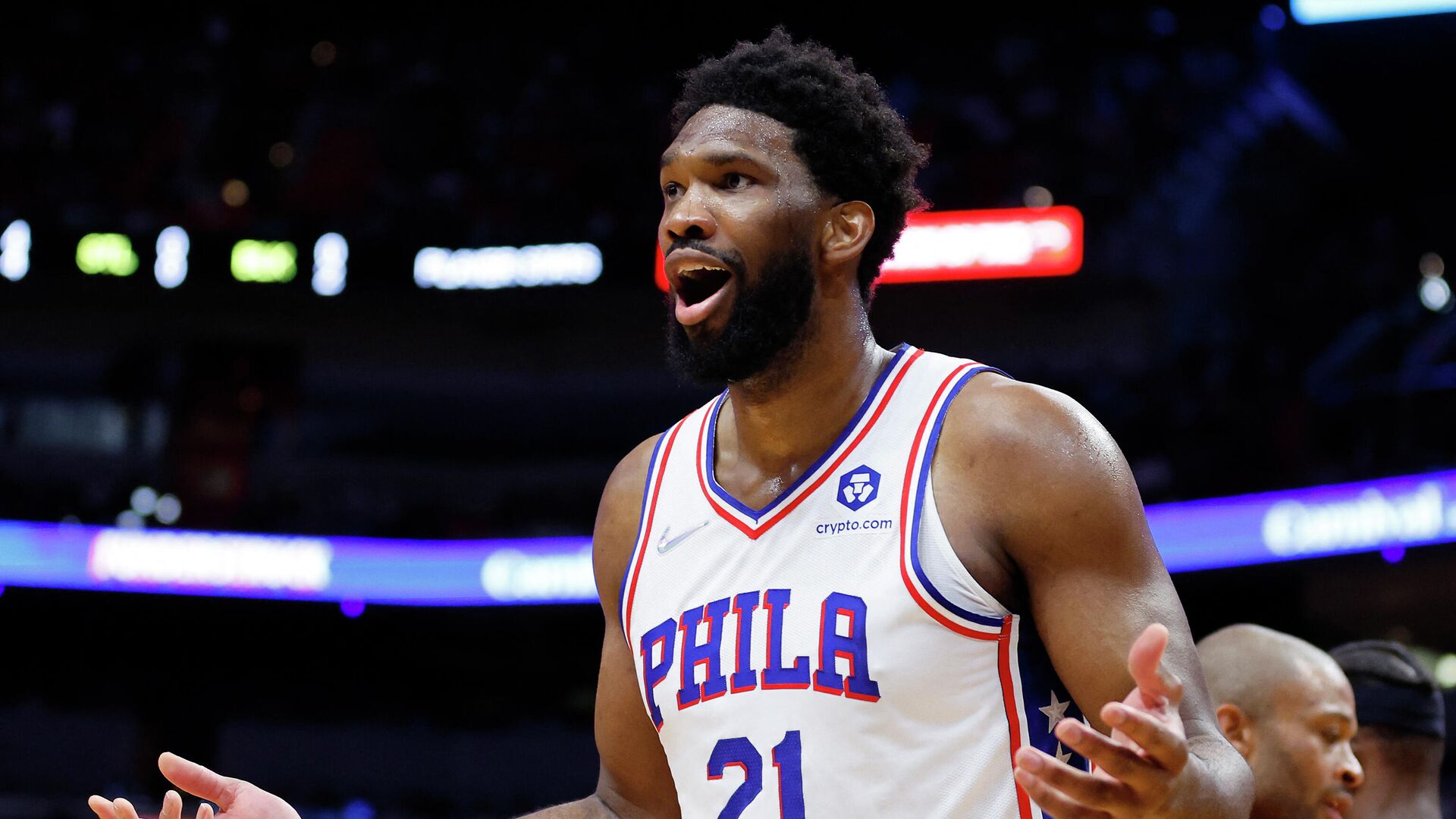 MIAMI, FLORIDA - JANUARY 15: Joel Embiid #21 of the Philadelphia 76ers reacts to a foul call against the Miami Heat during the second half at FTX Arena on January 15, 2022 in Miami, Florida. NOTE TO USER: User expressly acknowledges and agrees that, by downloading and or using this photograph, User is consenting to the terms and conditions of the Getty Images License Agreement.   Michael Reaves/Getty Images/AFP (Photo by Michael Reaves / GETTY IMAGES NORTH AMERICA / Getty Images via AFP) - РИА Новости, 1920, 18.01.2022