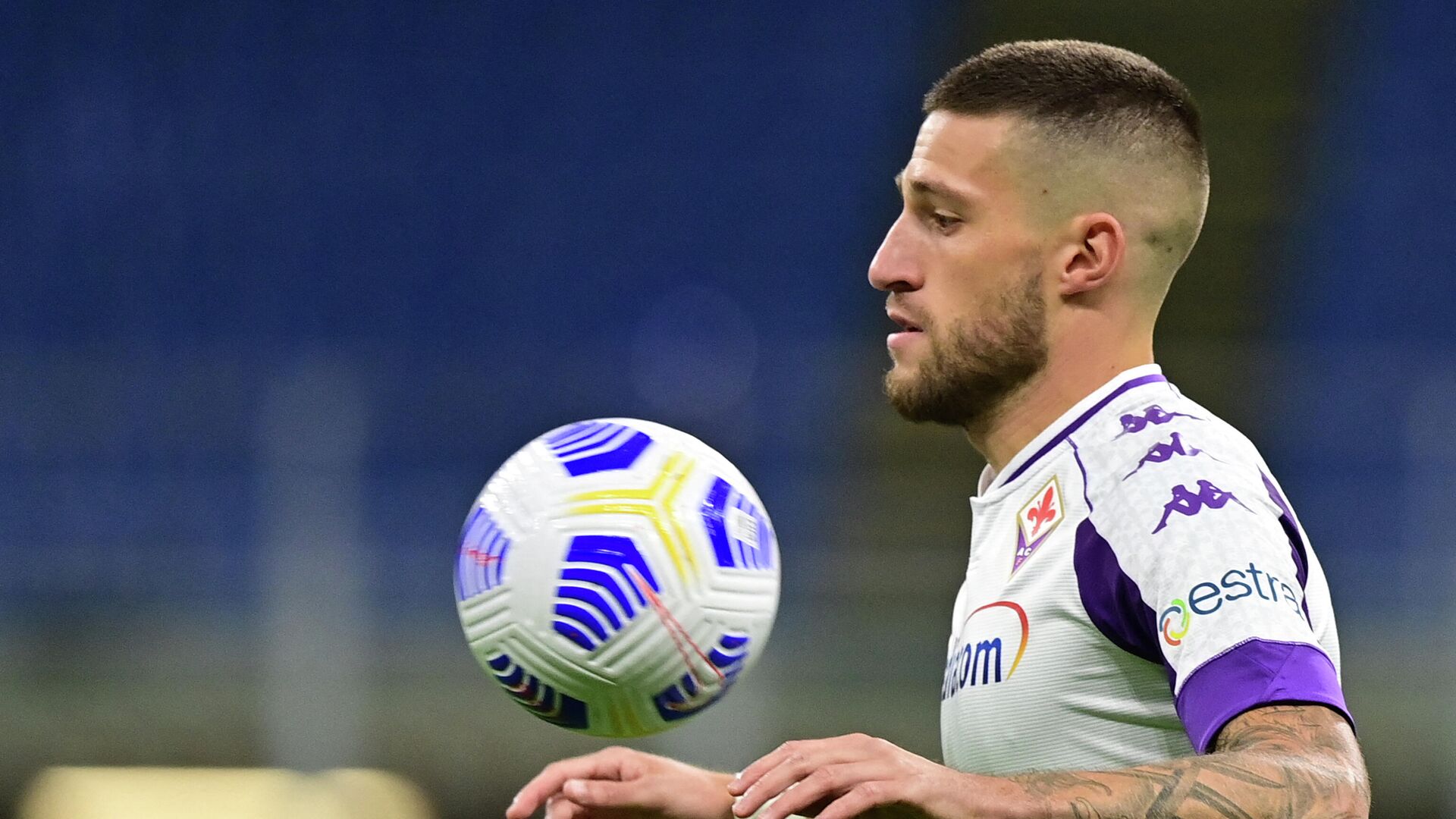 Fiorentina's Italian defender Cristiano Biraghi chest controls the ball during the Italian Serie A football match Inter vs Fiorentina on September 26, 2020 at the Giuseppe-Meazza (San Siro) stadium in Milan. (Photo by MIGUEL MEDINA / AFP) - РИА Новости, 1920, 18.01.2022