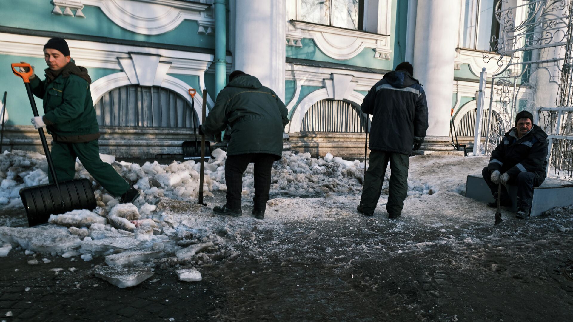 Дворники расчищают тротуар от наледи около Государственного Эрмитажа - РИА Новости, 1920, 08.02.2022