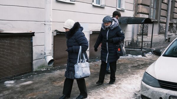 Прохожие на Гражданской улице в Санкт-Петербурге