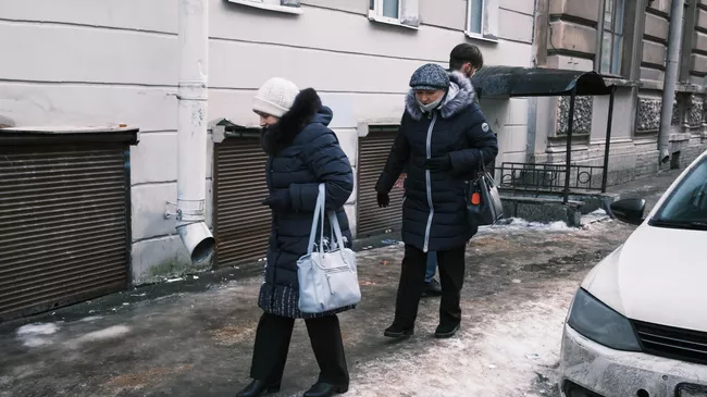 Прохожие на улице