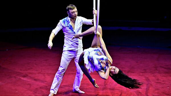 Алексей Григоров и Марина Главатских во время вступления на Международном цирковом фестивале в Будапеште