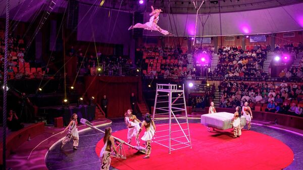 Артистки Росгосцирка на подкидных досках Эхо мечты под руководством Алексея Зарипова во время вступления на Международном цирковом фестивале в Будапеште