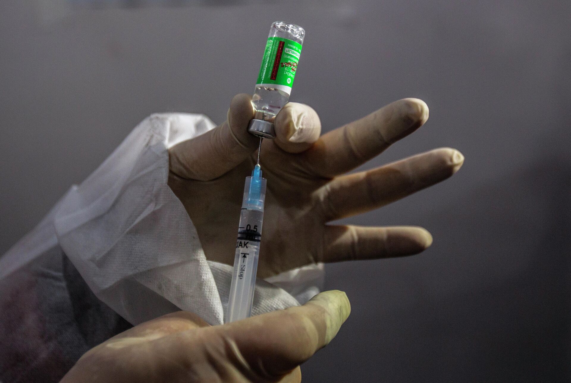 Медицинский работник наполняет шприц вакциной от коронавируса - РИА Новости, 1920, 18.01.2022