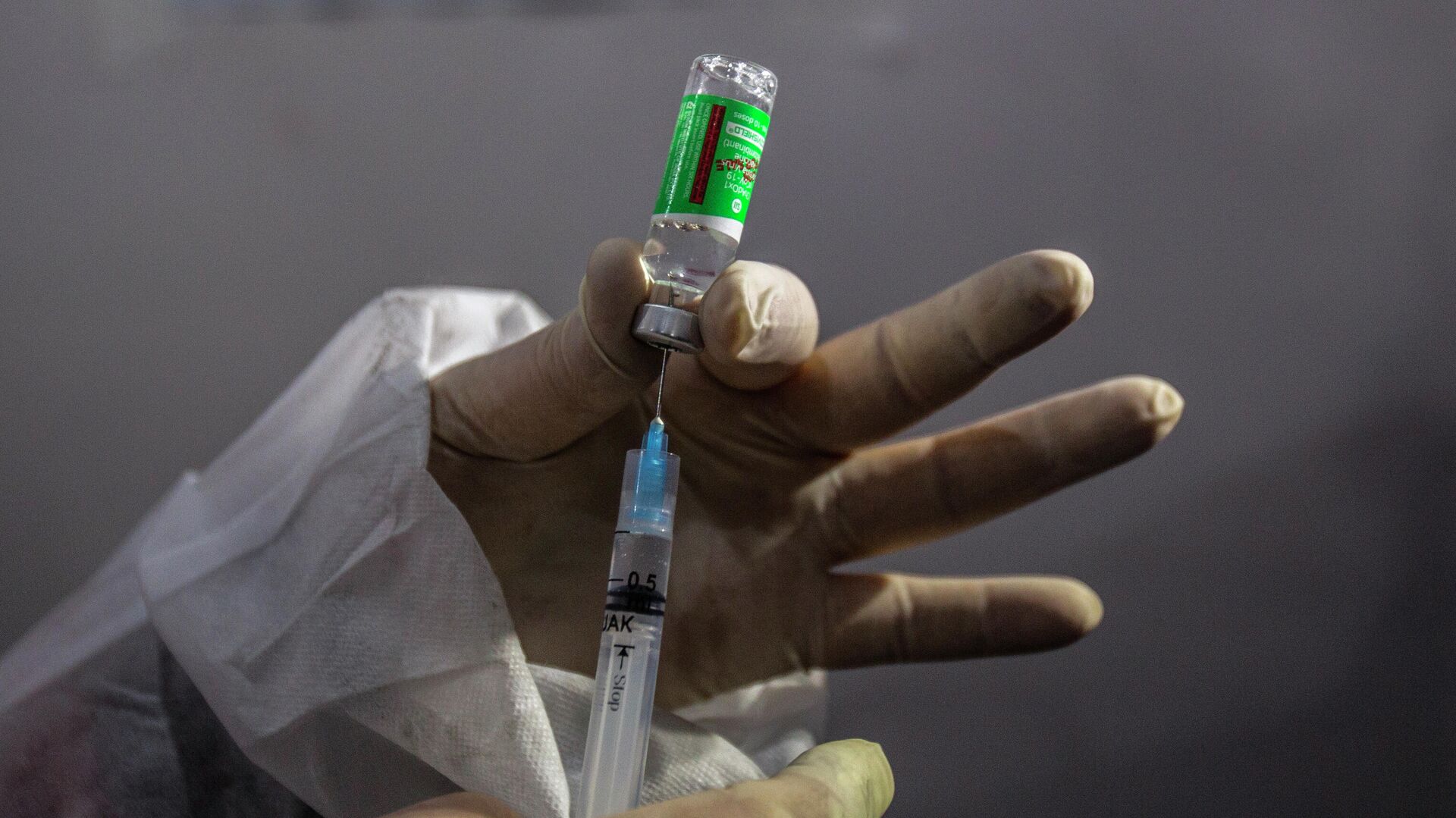 Медицинский работник наполняет шприц вакциной от коронавируса - РИА Новости, 1920, 29.01.2022