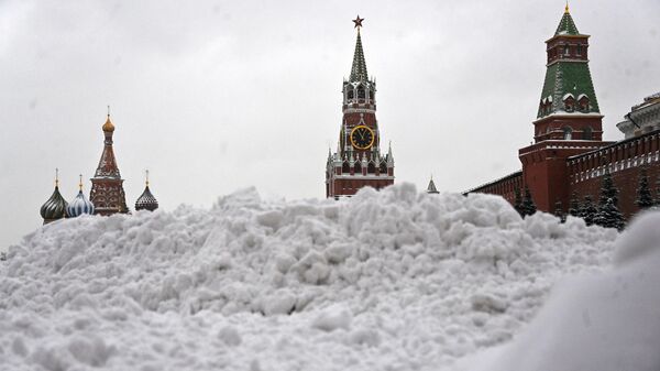 Снег на Красной площади в Москве