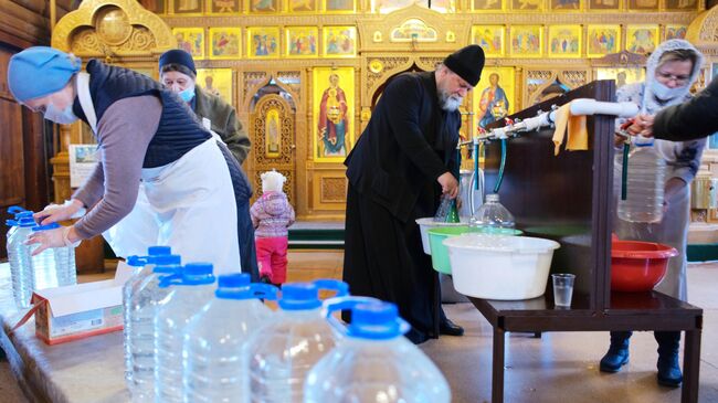 Раздача крещенской воды