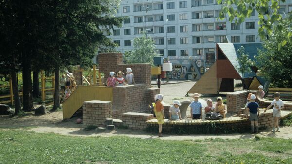 Детская площадка во дворе одного из домов Москвы