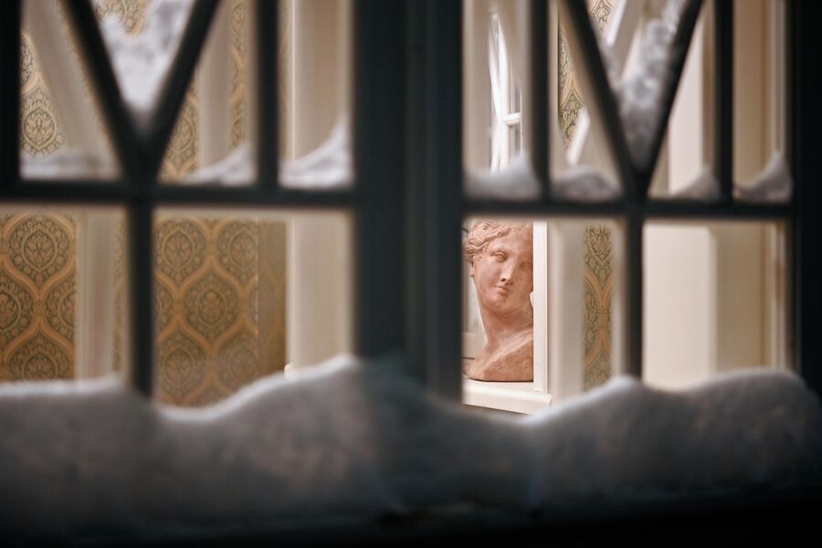 Гипсовая голова Афродиты в окне одного из домов в Плесе